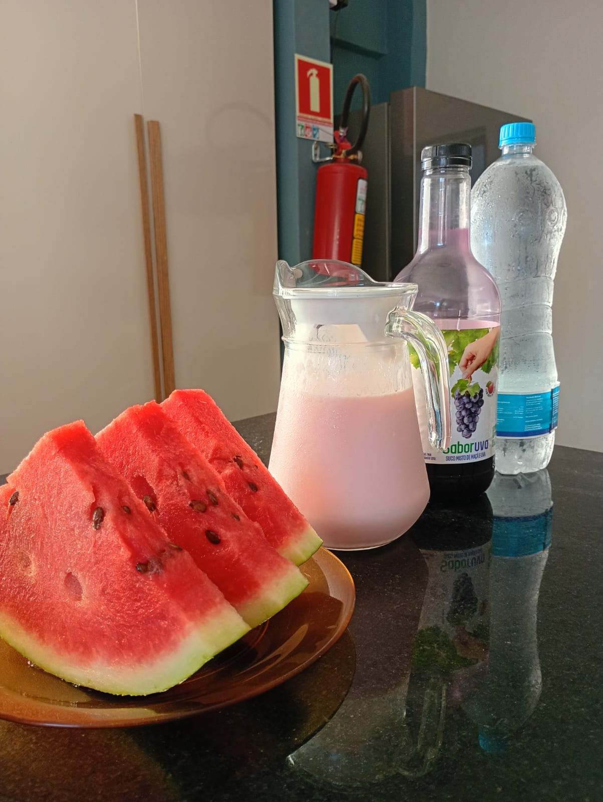Frutas frescas e sucos naturais no café da manhã